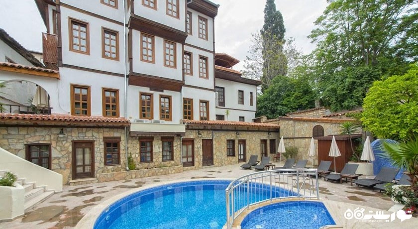 نمای استخر روباز و ساختمان هتل